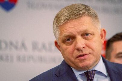 Merénylet Robert Fico ellen – a szlovák kormányfő életveszélyes állapotban – Vajon, köze van a merényletnek a WHO pandémia szerződésének elutasításához?