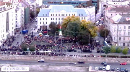 Teljes égés a 70. évfordulón – A Rákóczi Szövetség szervezésében csupán pár száz ember hallgatta Magyar Péter beszédét a Bem téren